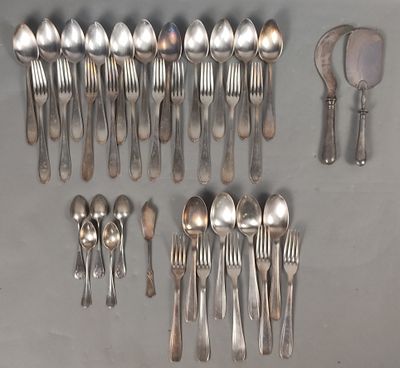 beaucoup de cuillères en argent et de cuillères sur la table