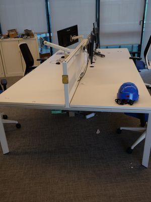 un bureau sur lequel est posé un casque, dans un bureau