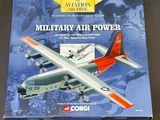 une image représentant une boîte contenant une maquette d'avion de la force aérienne militaire