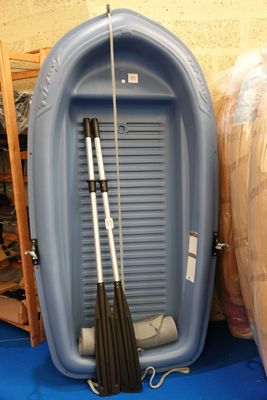 deux canoës et un balai posés sur une table bleue