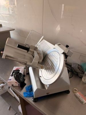 une machine posée sur le comptoir d'une cuisine