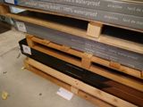 un grand nombre de boîtes empilées les unes sur les autres