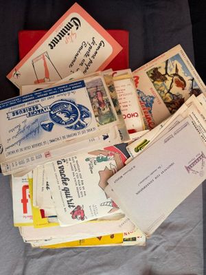 une pile de vieilles cartes postales posée sur un lit