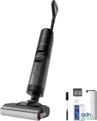 un gros plan d'un aspirateur avec un chiffon et une brosse de nettoyage