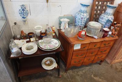 une table sur laquelle sont disposés de nombreux plats et assiettes