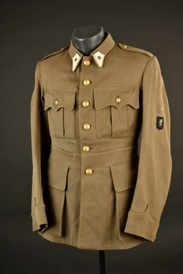 un uniforme militaire sur un mannequin, devant un fond noir