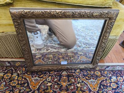 une photo d'une personne en train de se prendre en photo dans un miroir