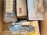 une boîte remplie d'objets assortis qui s'y trouvent