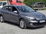 une voiture grise garée sur un parking