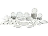 beaucoup d'assiettes et de bols blancs sur la table