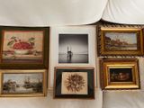 de nombreuses photos encadrées sur le mur de cette pièce