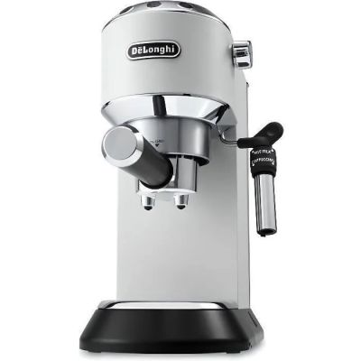 gros plan d'une machine à café sur fond blanc