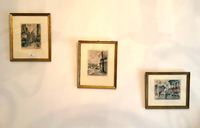 trois tableaux encadrés sur le mur d'une pièce