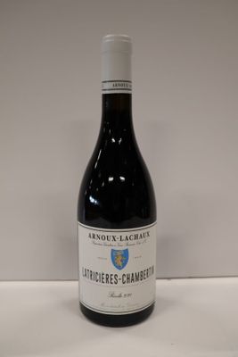 une bouteille de vin posée sur une table