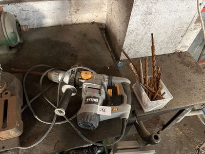 une photo d'une perceuse et d'autres outils posés sur une table