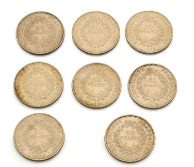un lot de six pièces britanniques de cinq pence sur fond blanc