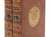 Les trois livres sont alignés les uns à côté des autres sur une surface blanche.
