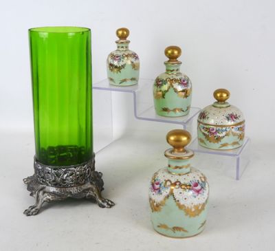 cinq vases et un vase vert posé sur un socle