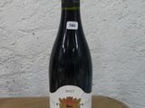 une bouteille de vin posée sur une table