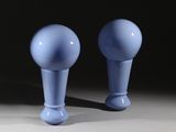deux vases bleus posés l'un à côté de l'autre sur une table