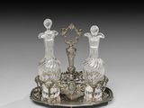 une image représentant un plateau en argent sur lequel sont posés trois vases en verre