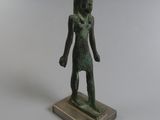 une image représentant une statue de femme debout sur un socle