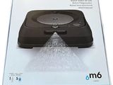 le boîtier du robot est ouvert pour montrer l'eau qui en sort