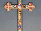 une image représentant une croix en métal ornée de motifs colorés