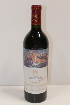 une bouteille de vin posée sur une table