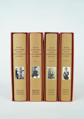 trois livres sont empilés sur une surface blanche