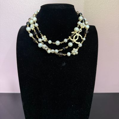 Collier CHANEL ras de cou chaine doré, perles blanche et noi…