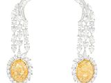 une paire de boucles d'oreilles en or jaune et en or blanc, serties de diamants