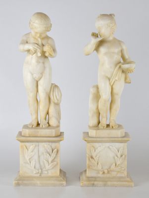 paire de figurines en marbre sculptées représentant des chérubins et un enfant