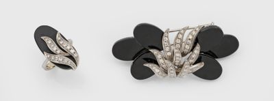 une paire de boucles d'oreilles en émail noir et blanc et diamants