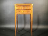 une photo d'une petite table en bois avec des tiroirs
