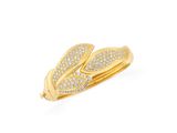 une bague en or jaune sertie de diamants blancs sur fond blanc
