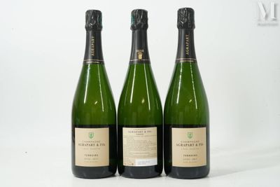 trois bouteilles de vin posées l'une à côté de l'autre sur une table