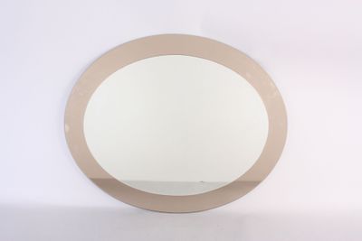 un miroir rond accroché au mur, dans un coin de la pièce
