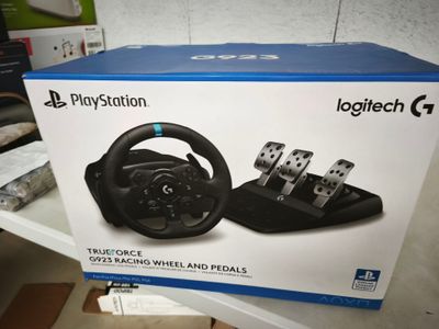 un gros plan d'une boîte contenant un volant et des pédales