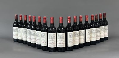 un groupe de bouteilles de vin posées sur une table