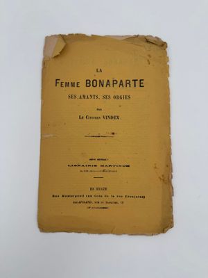 un vieux livre à la couverture jaune posé sur une table