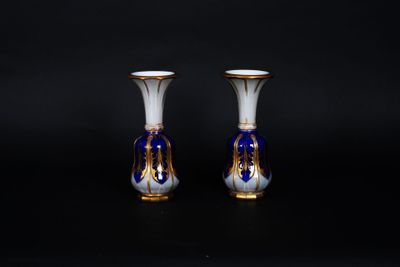 une paire de vases bleus et blancs sur fond noir