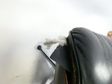 un sac en cuir noir muni d'une fermeture éclair sur le côté