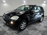 une photo d'un SUV Mercedes noir garé dans un garage