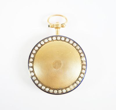 un gros plan sur une boucle d'oreille en or ornée de perles