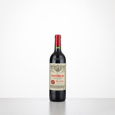 une bouteille de vin rouge posée sur une table
