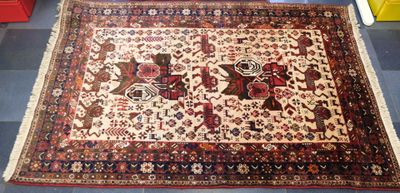 Tapis AFCHAR en laine à décor d'animaux et de motifs géométr…