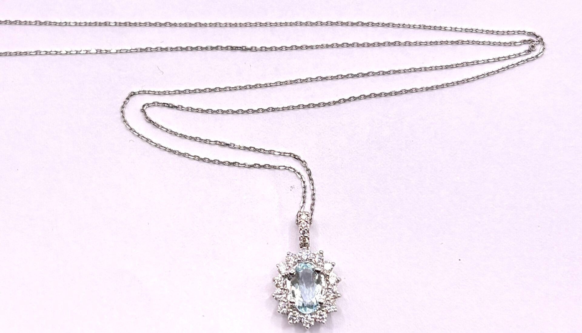 Pendentif « ovale » et chaîne maille forçat diamantée en or blanc 18K 750/1000, poinçon « tête d'aigle », serti d'une...
