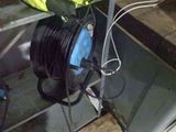 une plante qui pousse à partir d'une bobine posée sur une étagère