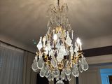 un lustre suspendu au plafond d'une pièce